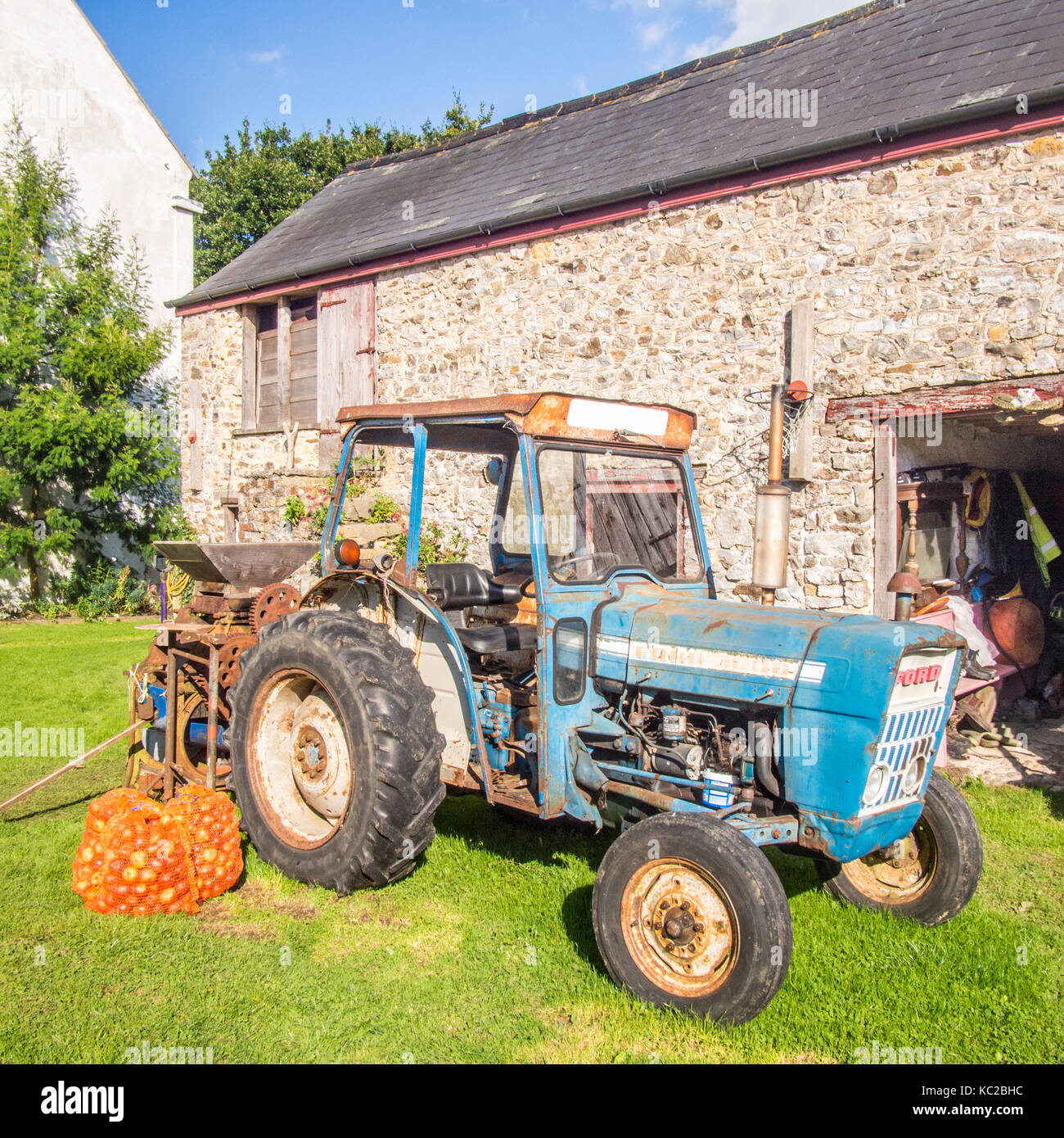Tracteur, pommes et moulin à pomme à Goren Farm, une ferme biologique à Devon, en Angleterre Banque D'Images
