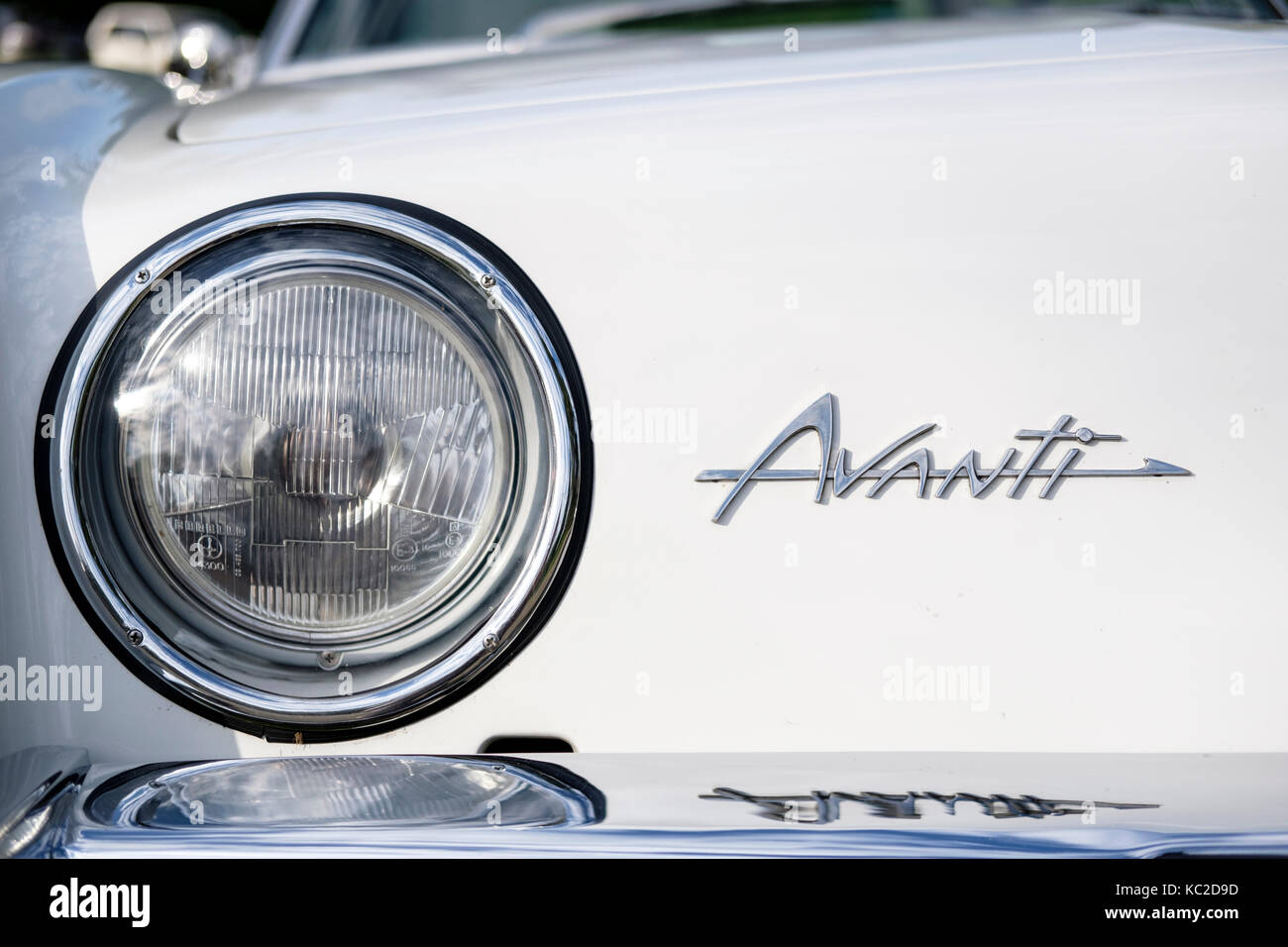 Vue avant du white 1963 studebaker avanti s, close-up de phare avant et logo. Banque D'Images
