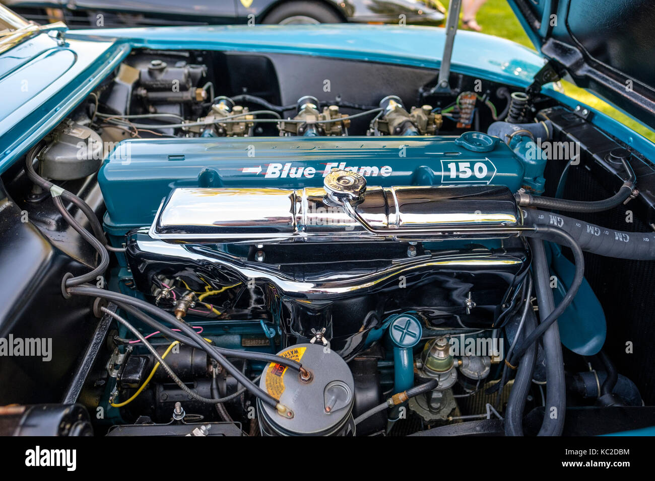 1954 Chevrolet Corvette bleu montrant tous les composants du compartiment moteur, moteur 150 flamme bleue. Banque D'Images