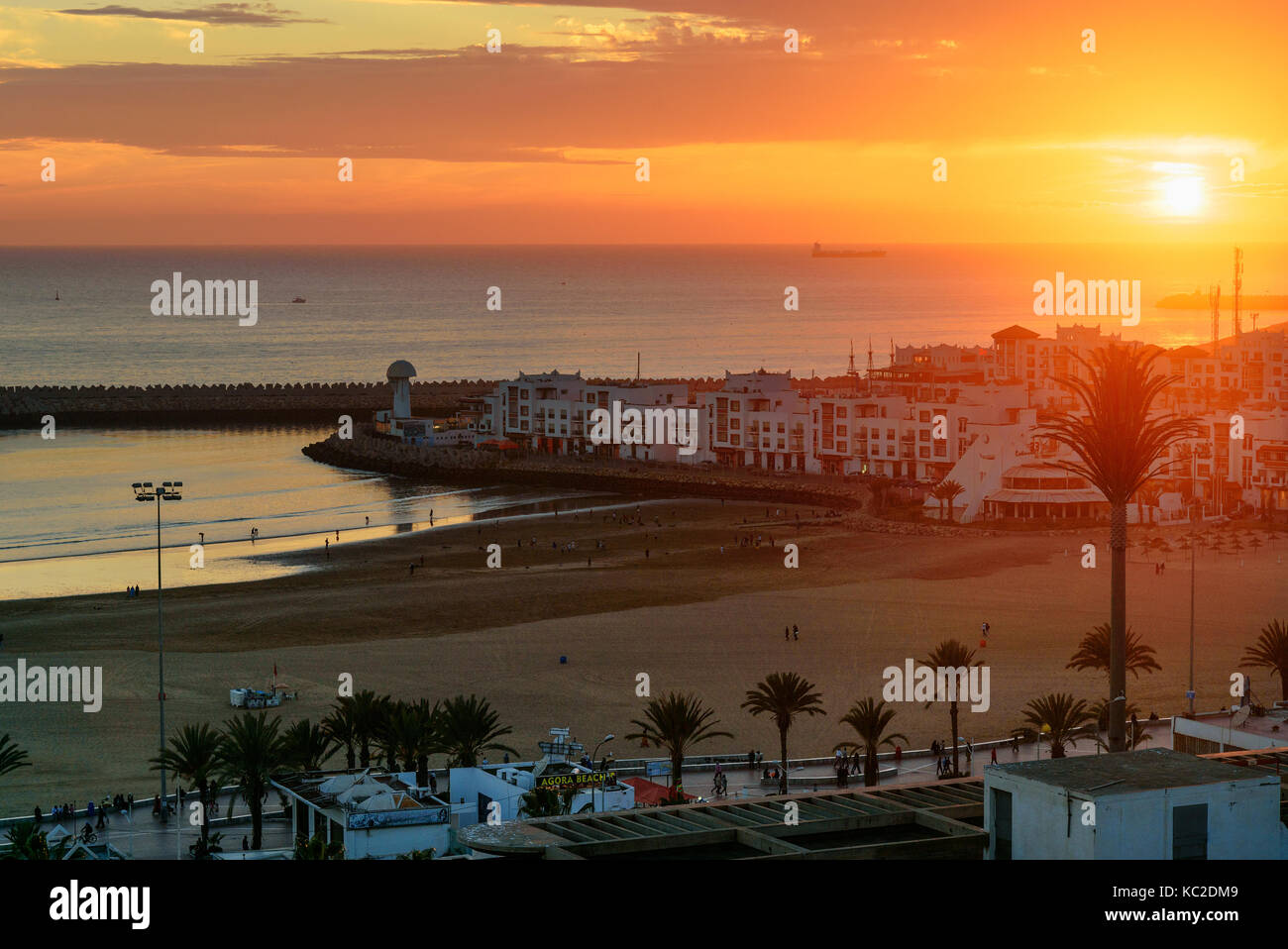 Voir de long, large plage à Agadir au coucher du soleil, le Maroc Photo  Stock - Alamy