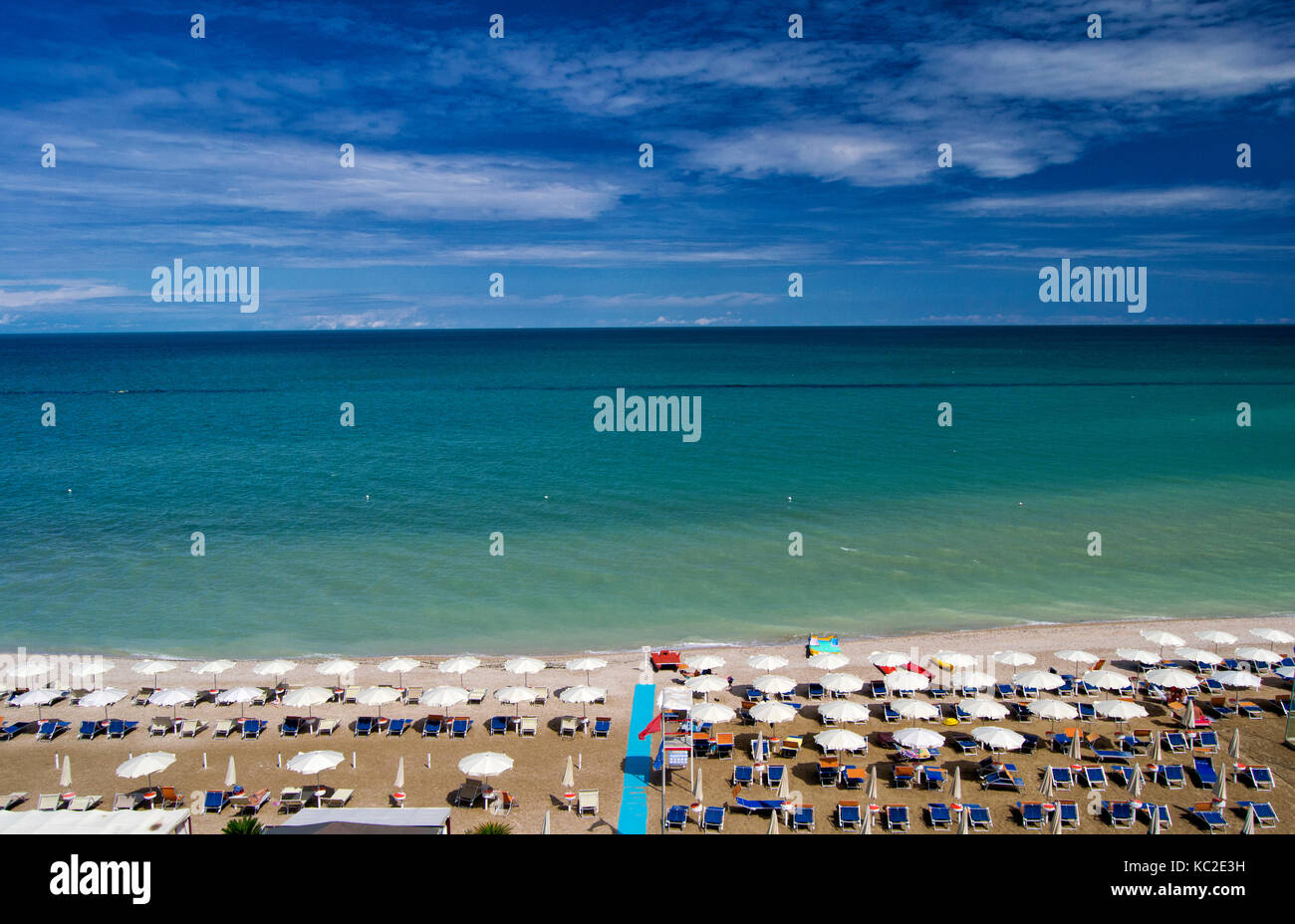 Vue aérienne de parasols et beachline à Marotta. Pour les concepts Voyages et vacances Banque D'Images