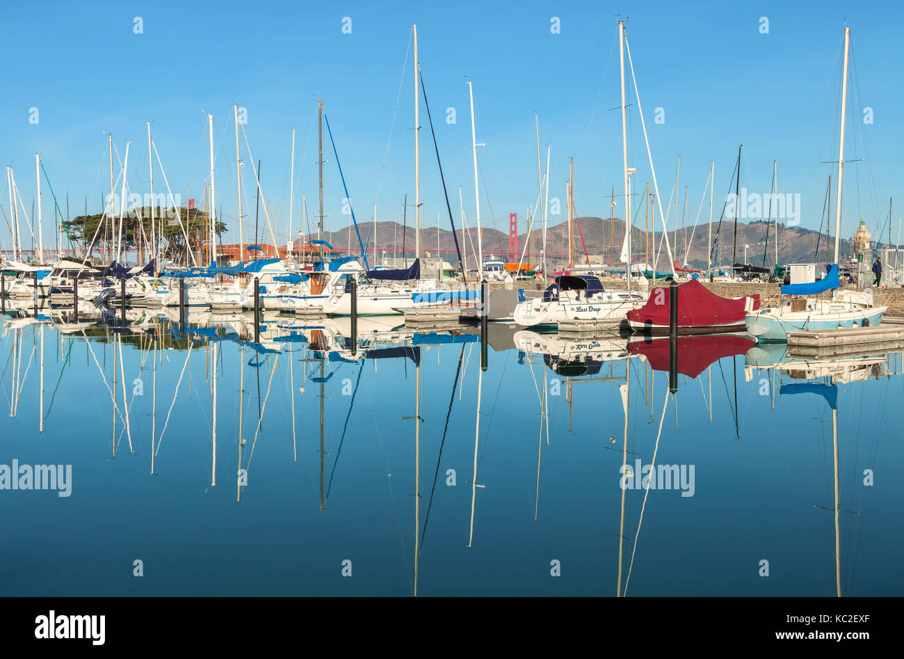 Les bateaux à voile s'amarrer à la Marina, avec le Golden Gate Bridge en arrière-plan, San Francisco, Californie, Etats-Unis. Banque D'Images
