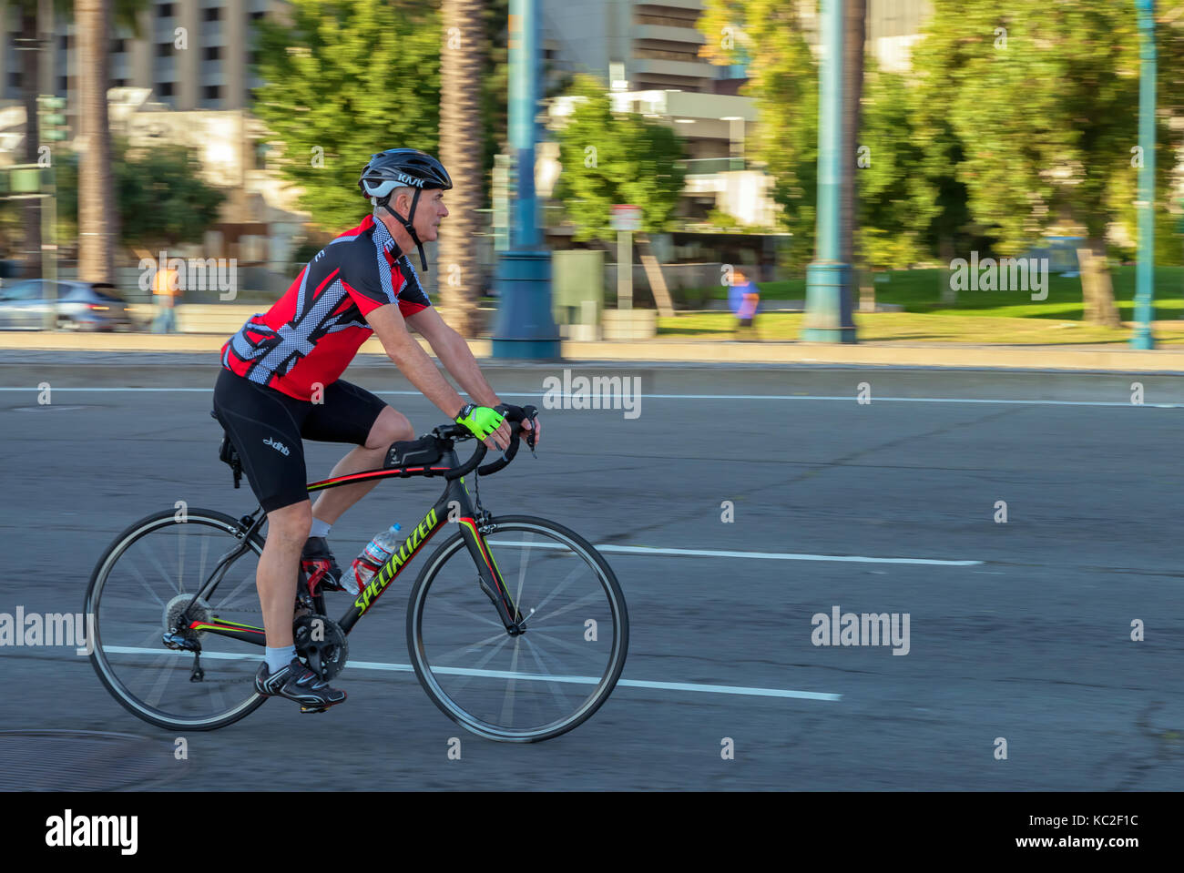 Un homme âgé de vélos dans la rue de San Francisco, en Californie. Banque D'Images