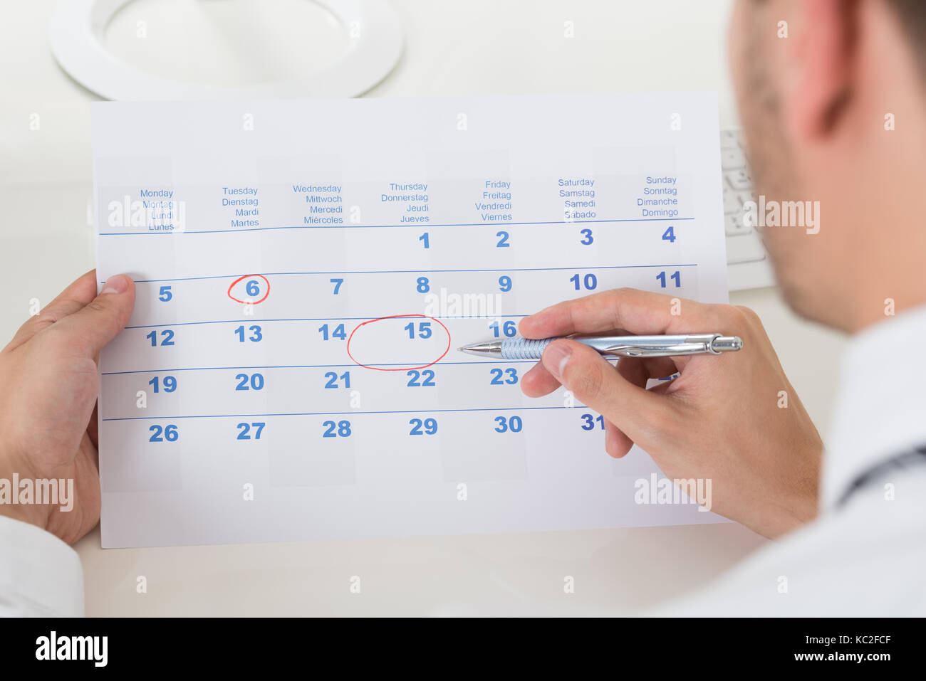 Close-up of businessman hands date de marquage sur le calendrier Banque D'Images