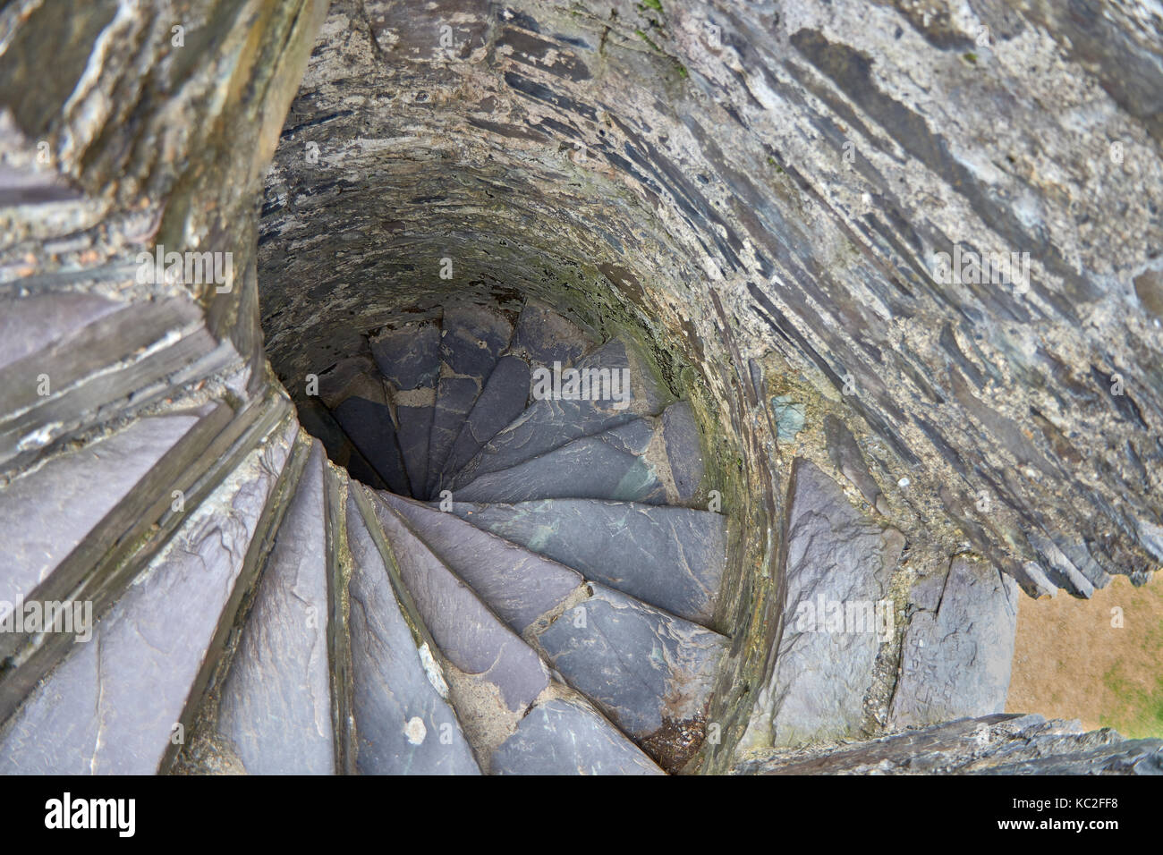 Escalier en spirale en pierre dans la vieille tour. Banque D'Images