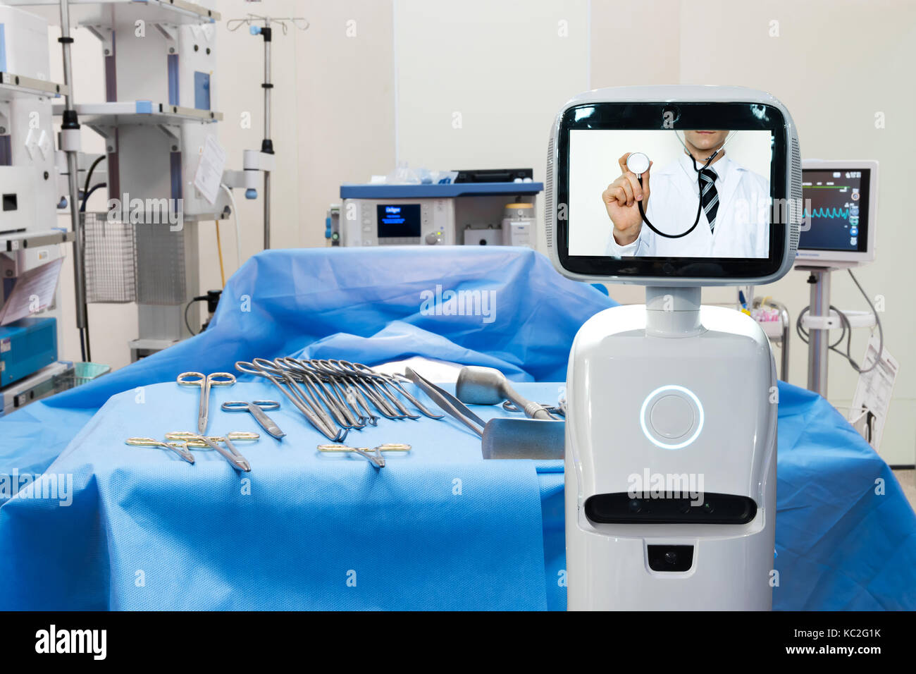 Conseiller en robotique la technologie dans le domaine de la santé publique l'hôpital intelligent , l'intelligence artificielle concept. La salle d'exploitation et de services d'affichage du robot telemonito Banque D'Images