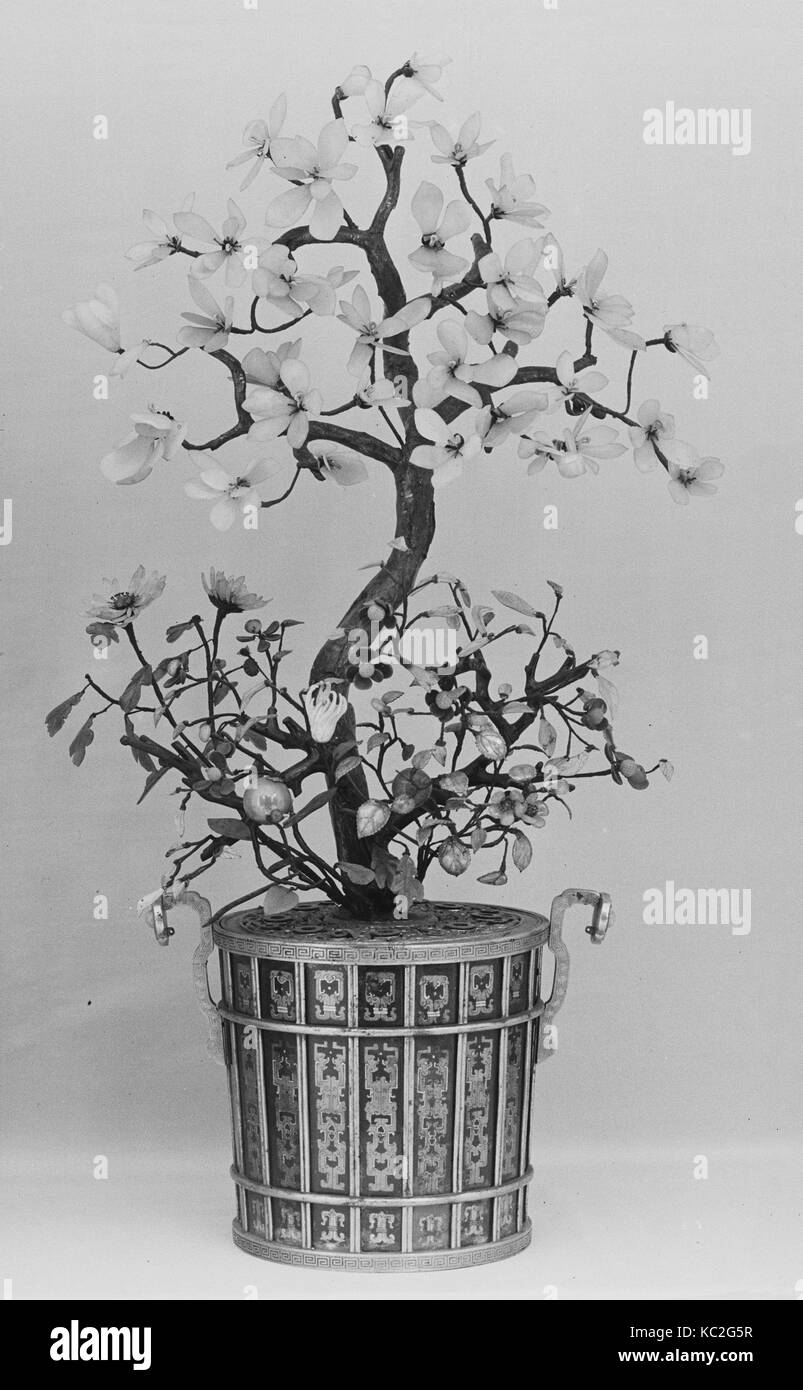 Pot avec plante à fleurs, de la dynastie Qing (1644-1911), période Jiaqing (1796-1820), la Chine, la néphrite, blanc et divers autres couleurs Banque D'Images