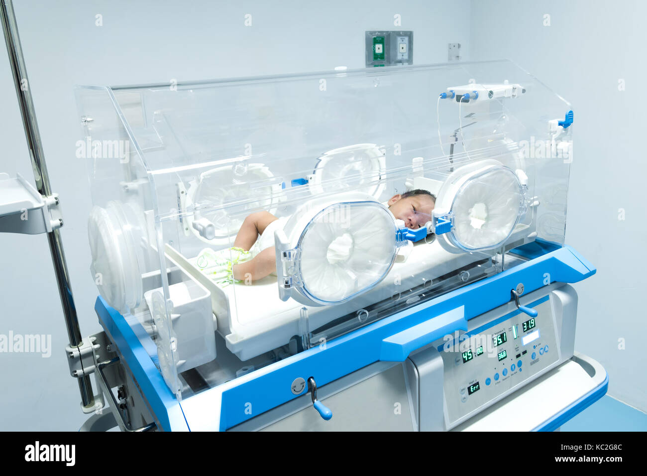 Dans la machine de l'incubateur de maintenir un environnement sain pour les nouveau-nés prématurés malades de soins néonatals intensifs. Banque D'Images