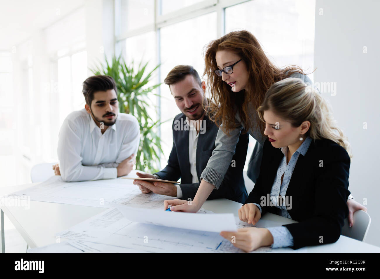 Groupe d'architectes qui travaillent ensemble sur le projet Banque D'Images