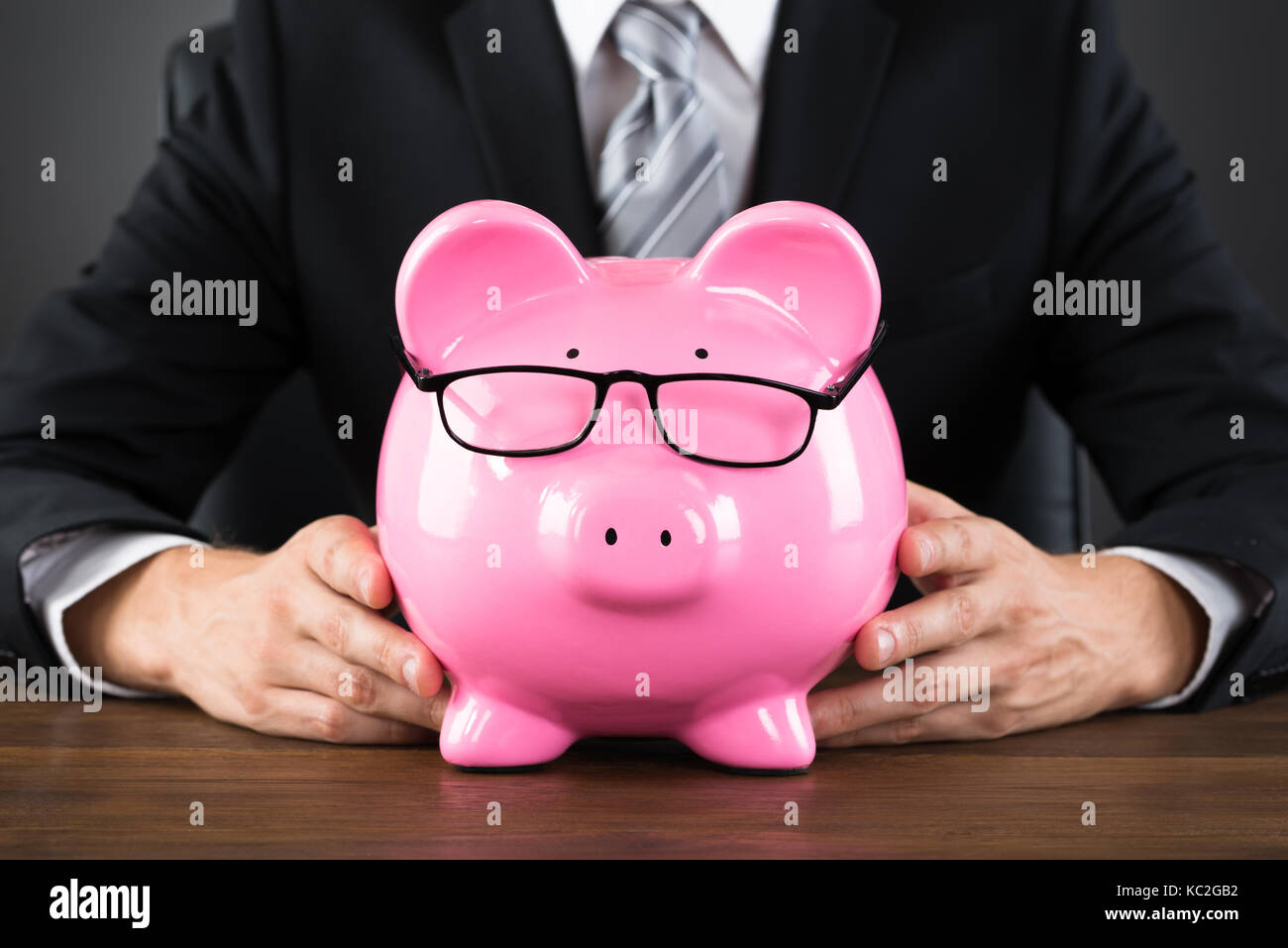 Close-up de l'entreprise Holding Piggybank rose à 24 Banque D'Images