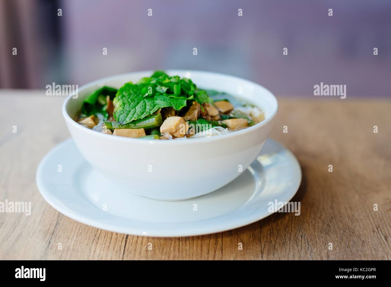 Soupe Pho vietnamien fraîche dans le plat sur la table en bois Banque D'Images