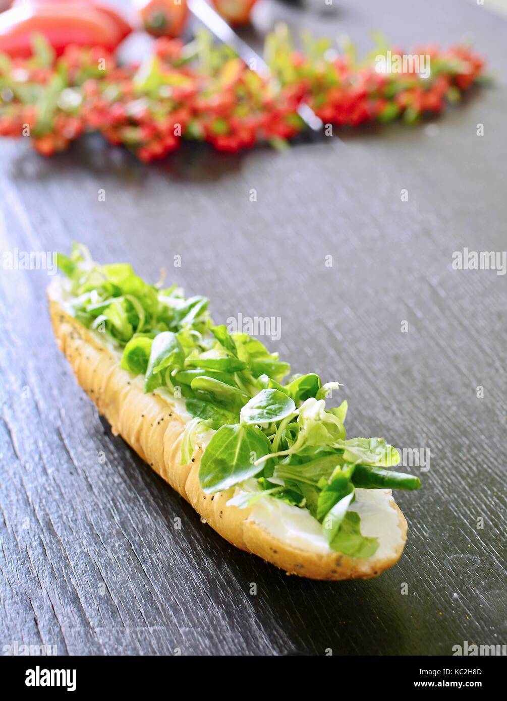 Frais sain le pain blanc rouleau avec Valerianella locusta salade. Banque D'Images