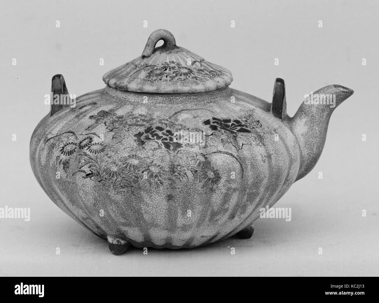 Théière, 1865-70, le Japon, la poterie recouverte d'une glaçure craquelé émaillé et doré;overglaze dessins et modèles industriels (ware) Satsuma, H. 3 1/4 in Banque D'Images