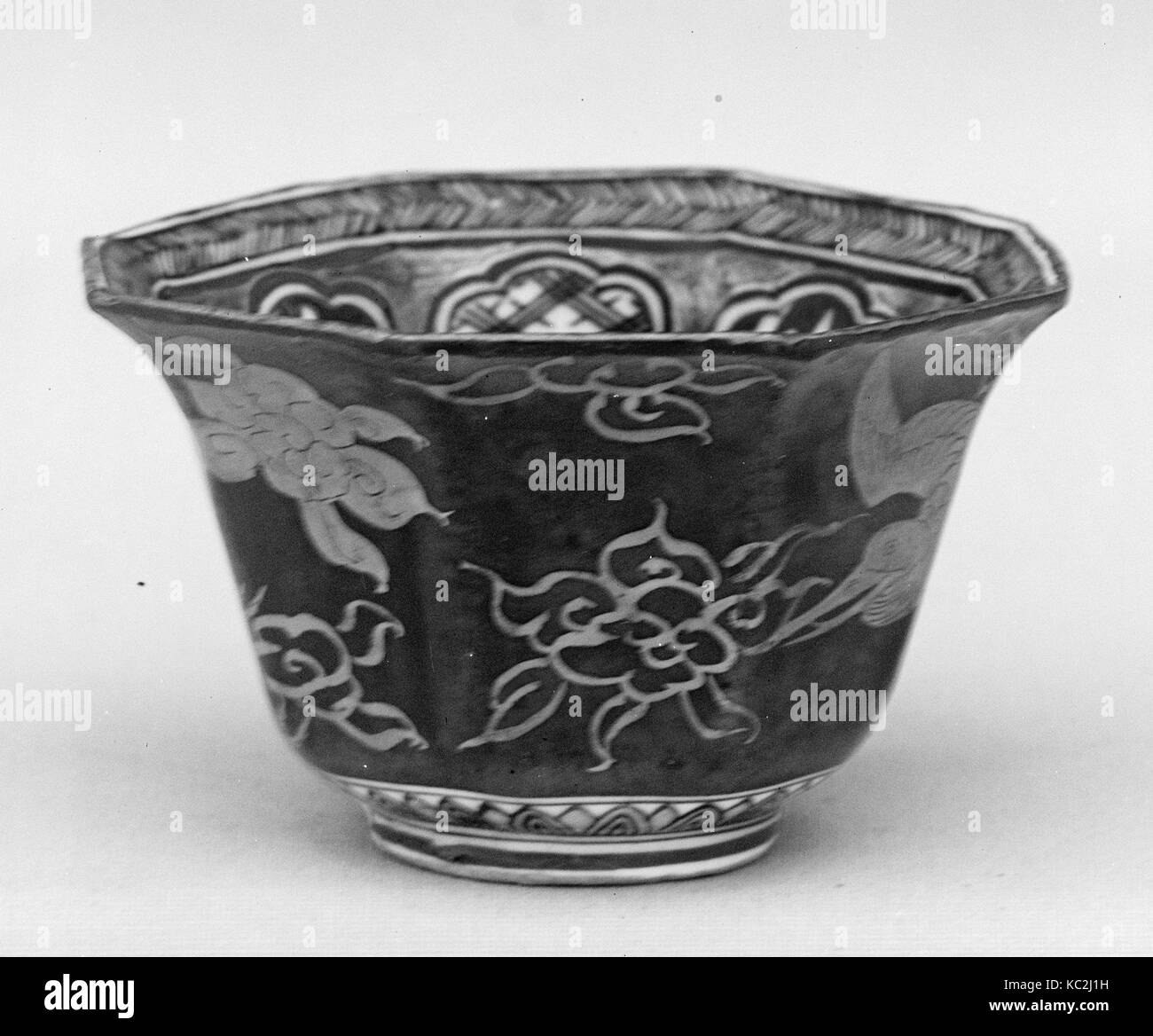 Cup, début du xixe siècle, au Japon, en porcelaine décoré en couleurs et or, diam. 3 in. (7,6 cm), Céramique Banque D'Images