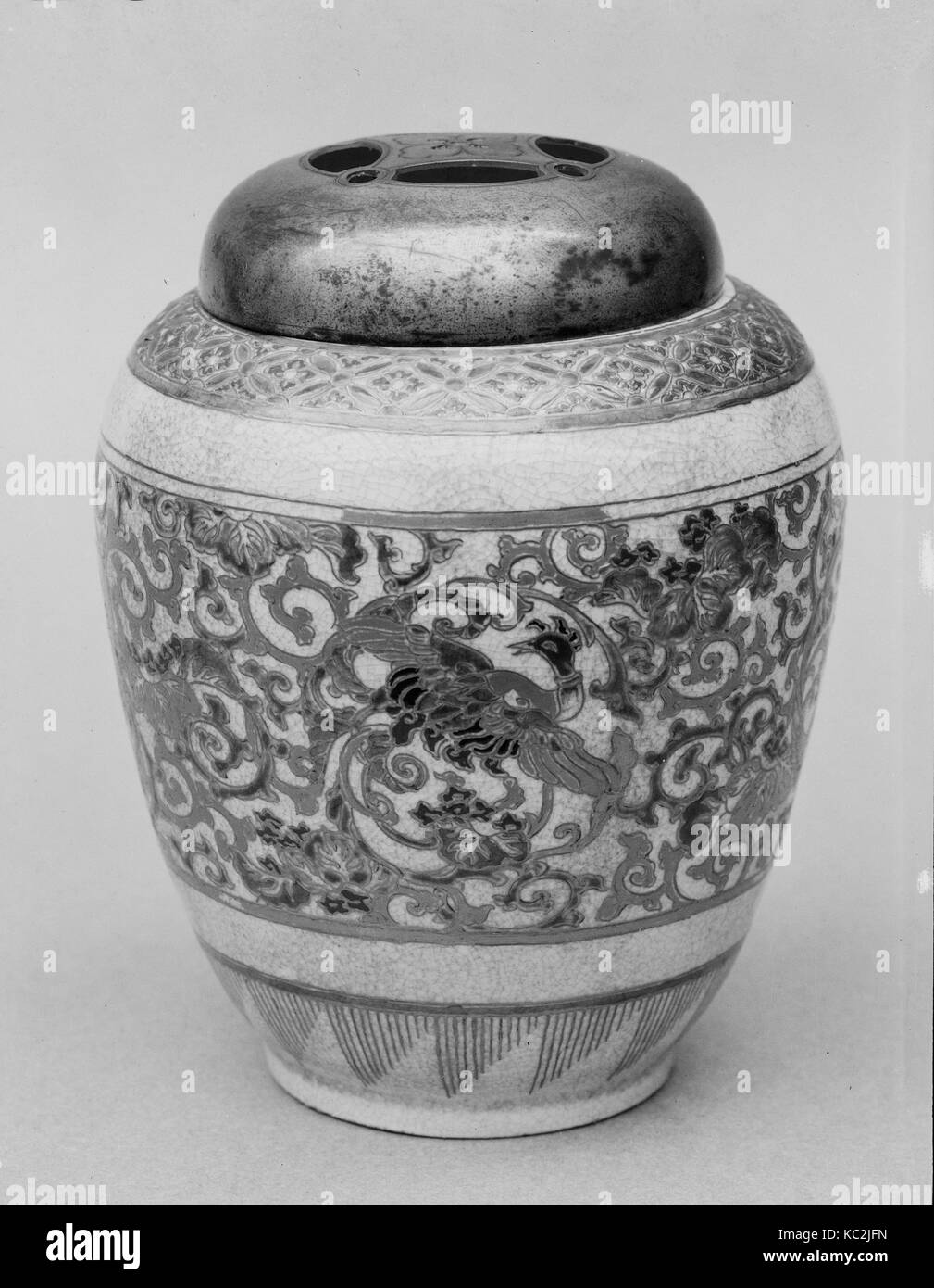 Pot miniature avec couvercle, de la période Edo (1615-1868), fin du 18e siècle, le Japon, Porcelaine, avec quatre médaillons de faisan faire défiler Banque D'Images