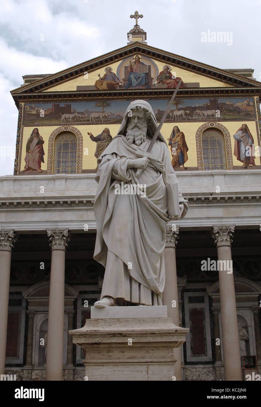 Italie. Rome. l'extérieur de la basilique de saint Paul hors les murs. la reconstruction de façade. style néoclassique. Architecte, Luigi Poletti (1792-1869) et st. Paul statue par giuseppe obici (1807-1878). Banque D'Images