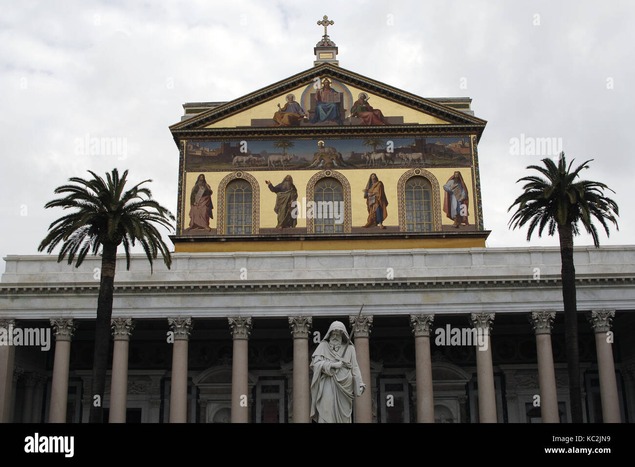 L'Italie. Rome. L'extérieur de la Basilique de Saint Paul Hors les Murs. Reconstruction de façade. Le style néoclassique. Architecte, Luigi Poletti (1792-1869) et de Saint Paul Statue par Giuseppe Obici. Banque D'Images