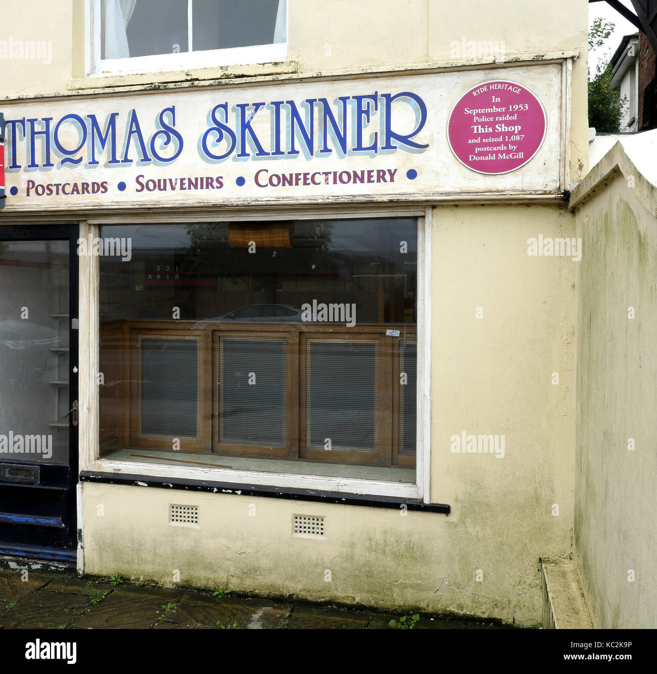 Boutique désaffectée une fois administré par Thomas Skinner qui a été perquisitionnée par la police en 1953 pour la vente de cartes postales de mer chauds par Donald McGill, Esplanade, Ryde. Banque D'Images