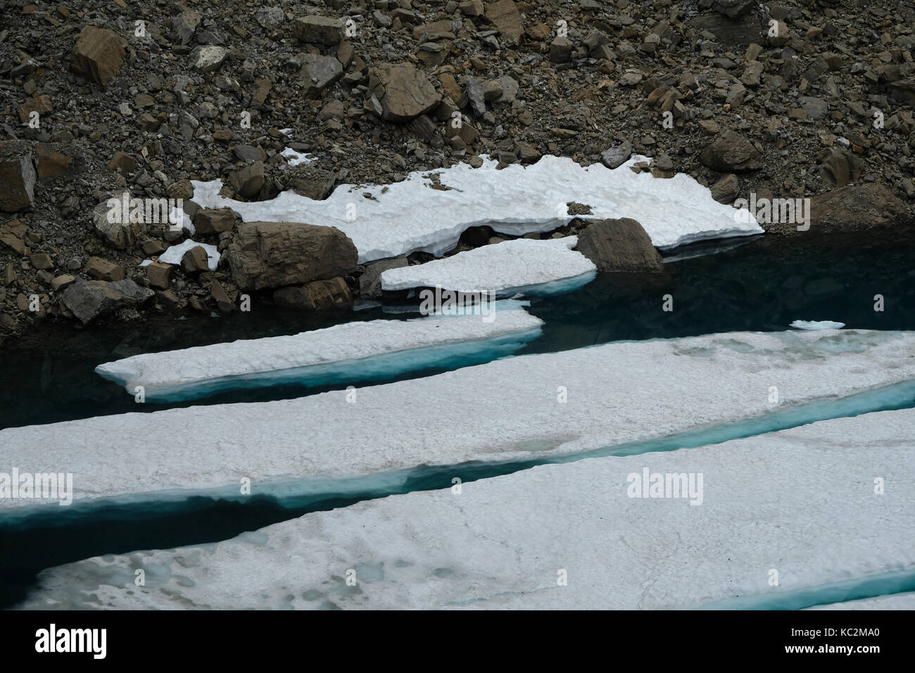 La neige sur la glace dans le lac des chambres, tour des dents blanches, alpes Banque D'Images