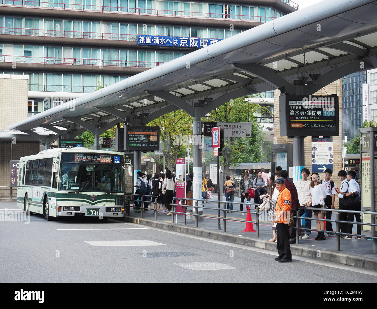 Vue d'un Raku Kyoto Bus touristique 100 stationnés attendent des passagers à la gare de Kyoto Banque D'Images