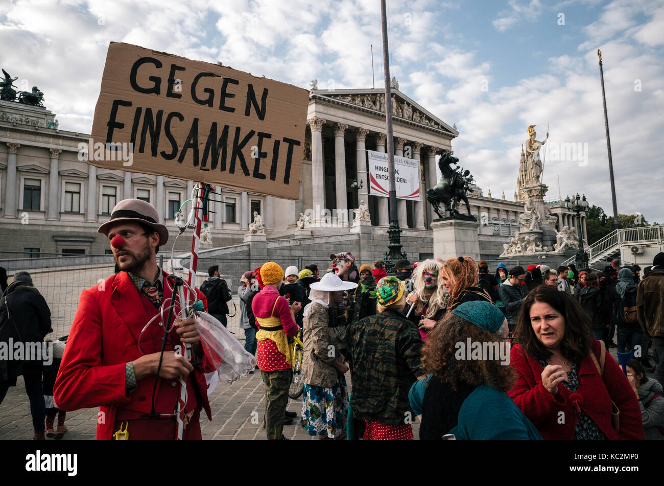 Vienne, Autriche - 1 octobre 2017 : les personnes en costumes de mimes et clowns protester contre l'interdiction autrichienne sur voile intégral dans les lieux publics Banque D'Images