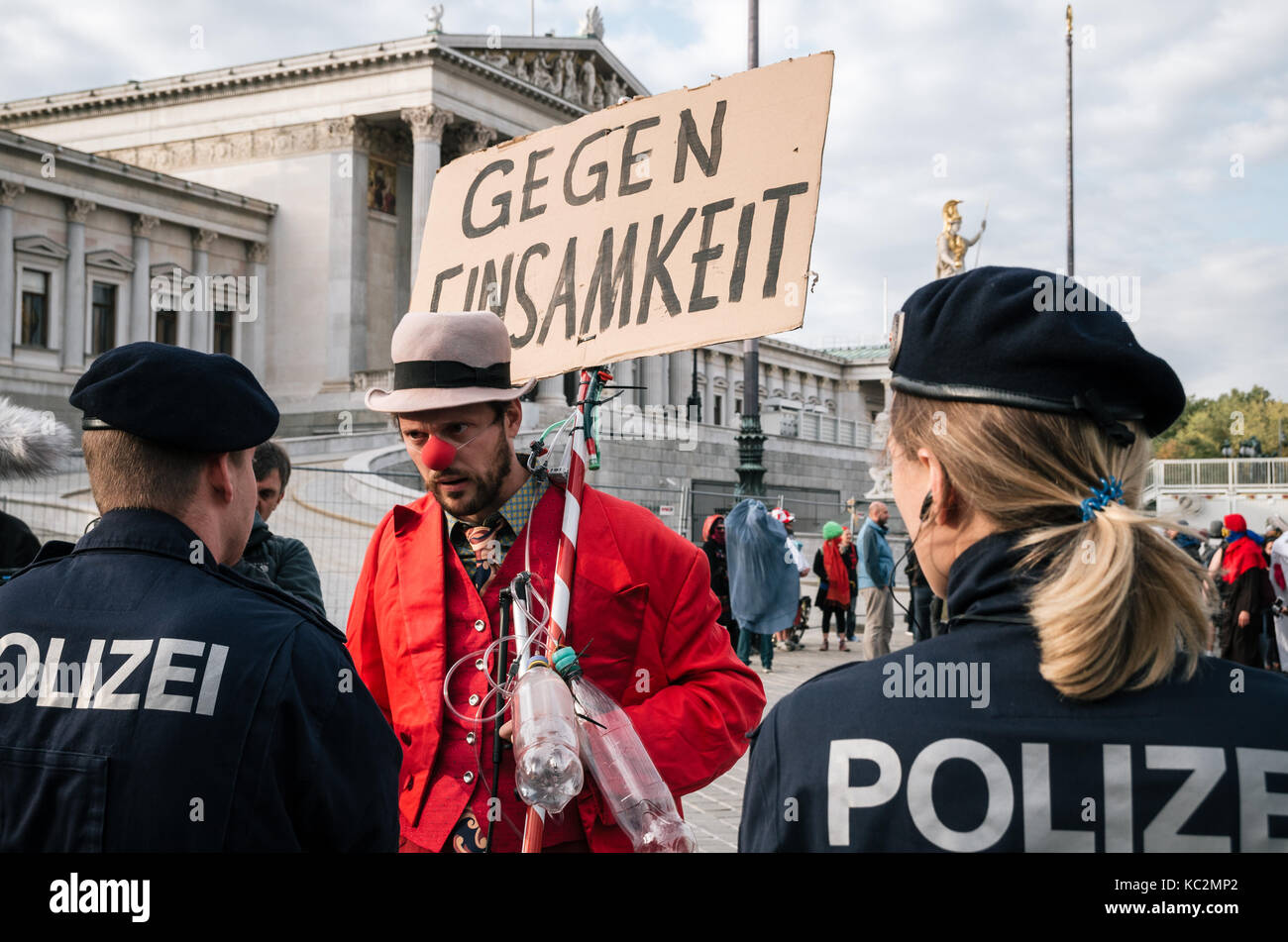 Vienne, Autriche - 1 octobre 2017 : les personnes en costumes de mimes et clowns protester contre l'interdiction autrichienne sur voile intégral dans les lieux publics Banque D'Images