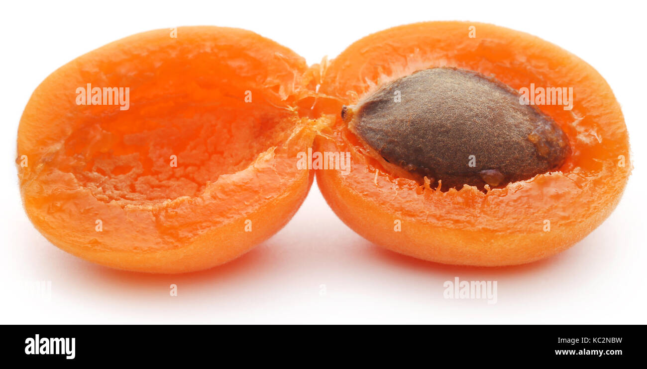Abricots frais sur fond blanc Banque D'Images