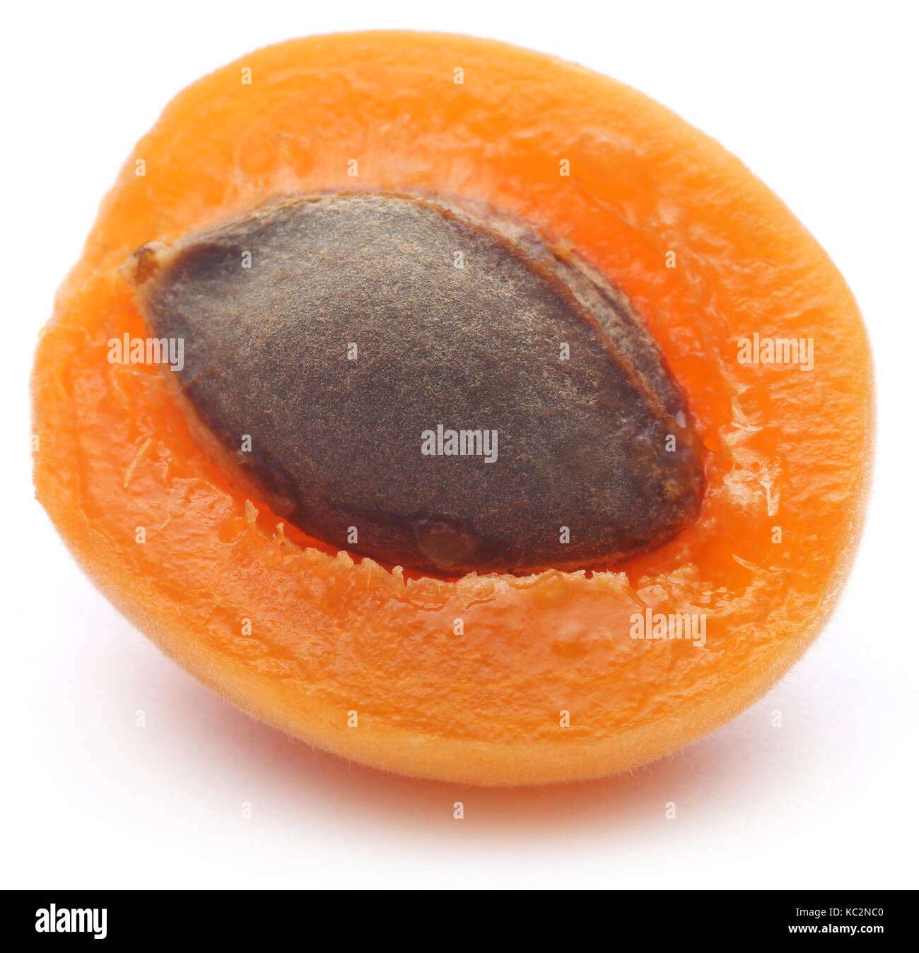 Abricot frais sur fond blanc Banque D'Images