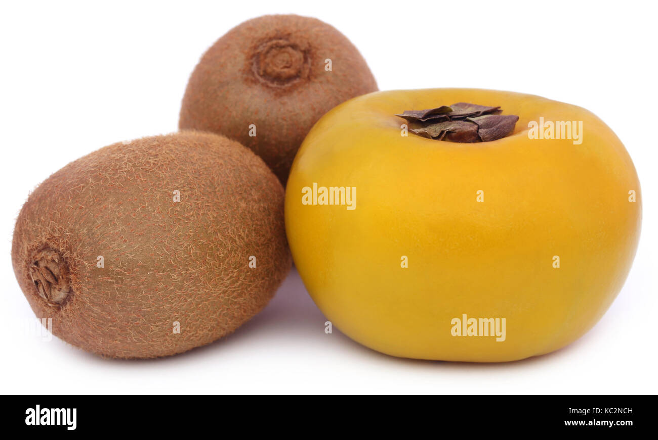 Les kiwis avec persimmon sur fond blanc Banque D'Images