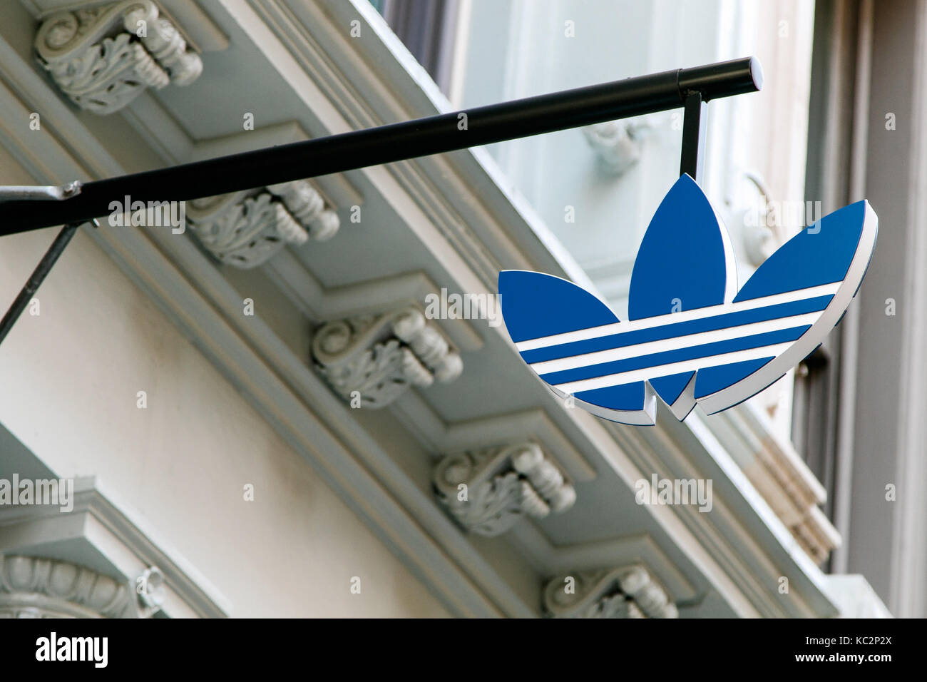 Logo adidas est suspendu au-dessus de l'entrée de leur magasin à SoHo. Banque D'Images