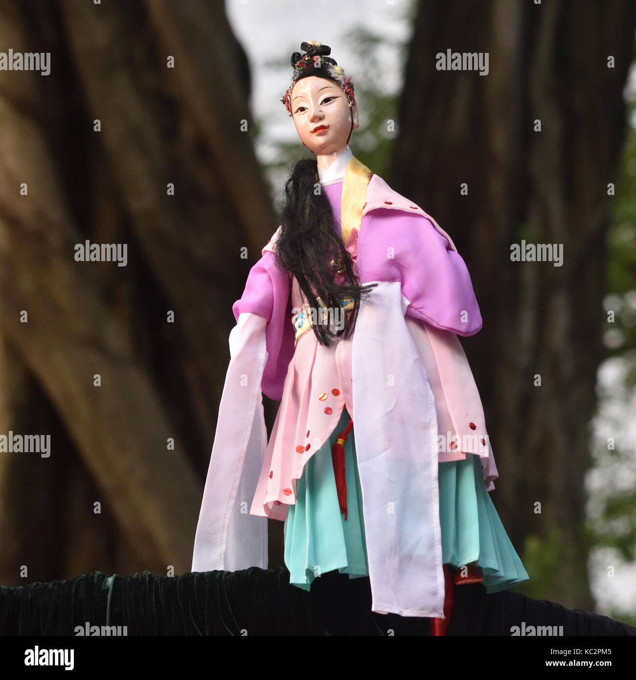 Ancienne poupée en costume chinois de beauté comme un personnage dans un spectacle de marionnettes en plein air Banque D'Images