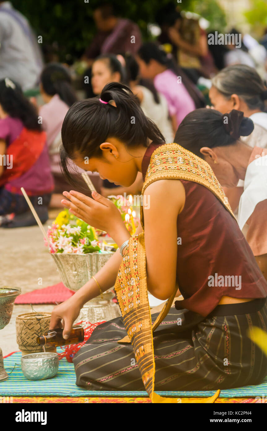 La célébration des femmes lao boun khao salak (ho) festival à wat sainyaboungkhoun, savannakhet Banque D'Images