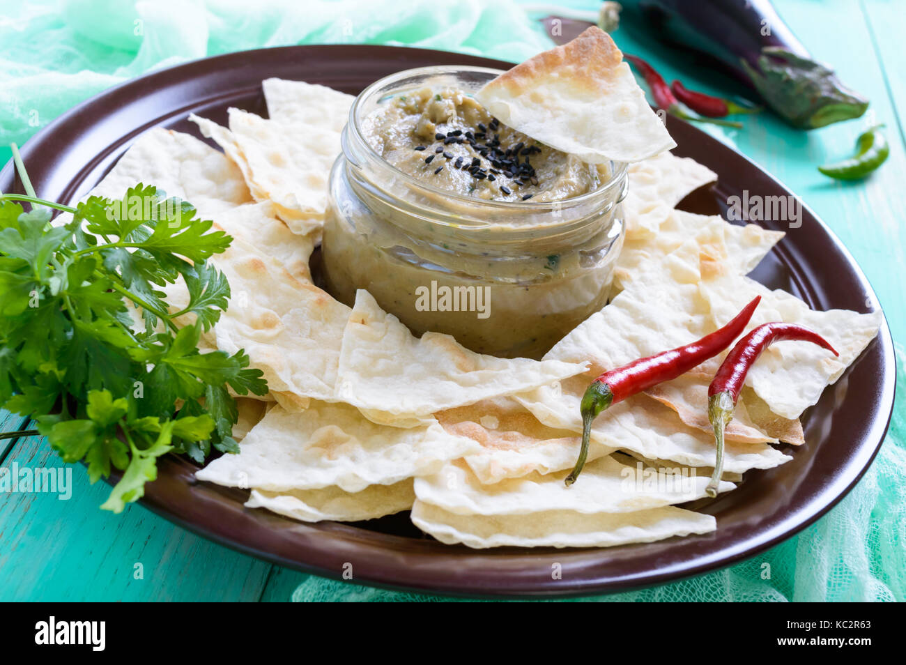 La lumière de pate alimentaire. aubergine baba ganush est un plat asiatique. Servir avec de fines sur un bol en céramique lavash. Banque D'Images