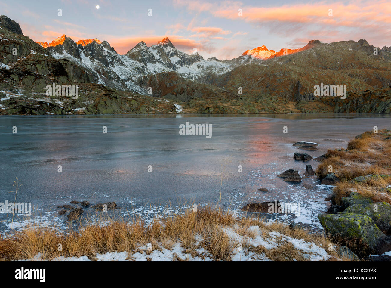 L'Italie, Trentin-Haut-Adige, parc Adamello Brenta, nambrone, vallée de l'aube à black lake, en arrière-plan groupe presanella sunlit. Banque D'Images