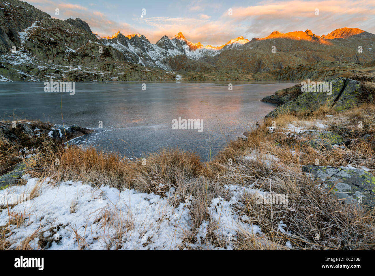 L'Italie, Trentin-Haut-Adige, parc Adamello Brenta, nambrone, vallée de l'aube à black lake, en arrière-plan groupe presanella sunlit. Banque D'Images