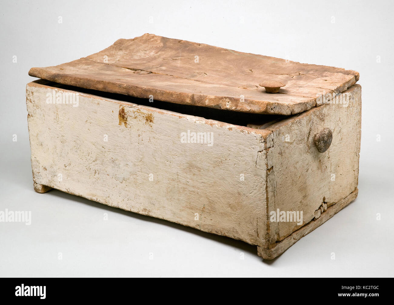 Linen Chest réutilisé comme le cercueil de l'enfant, ca. 1479-1400 av. Banque D'Images