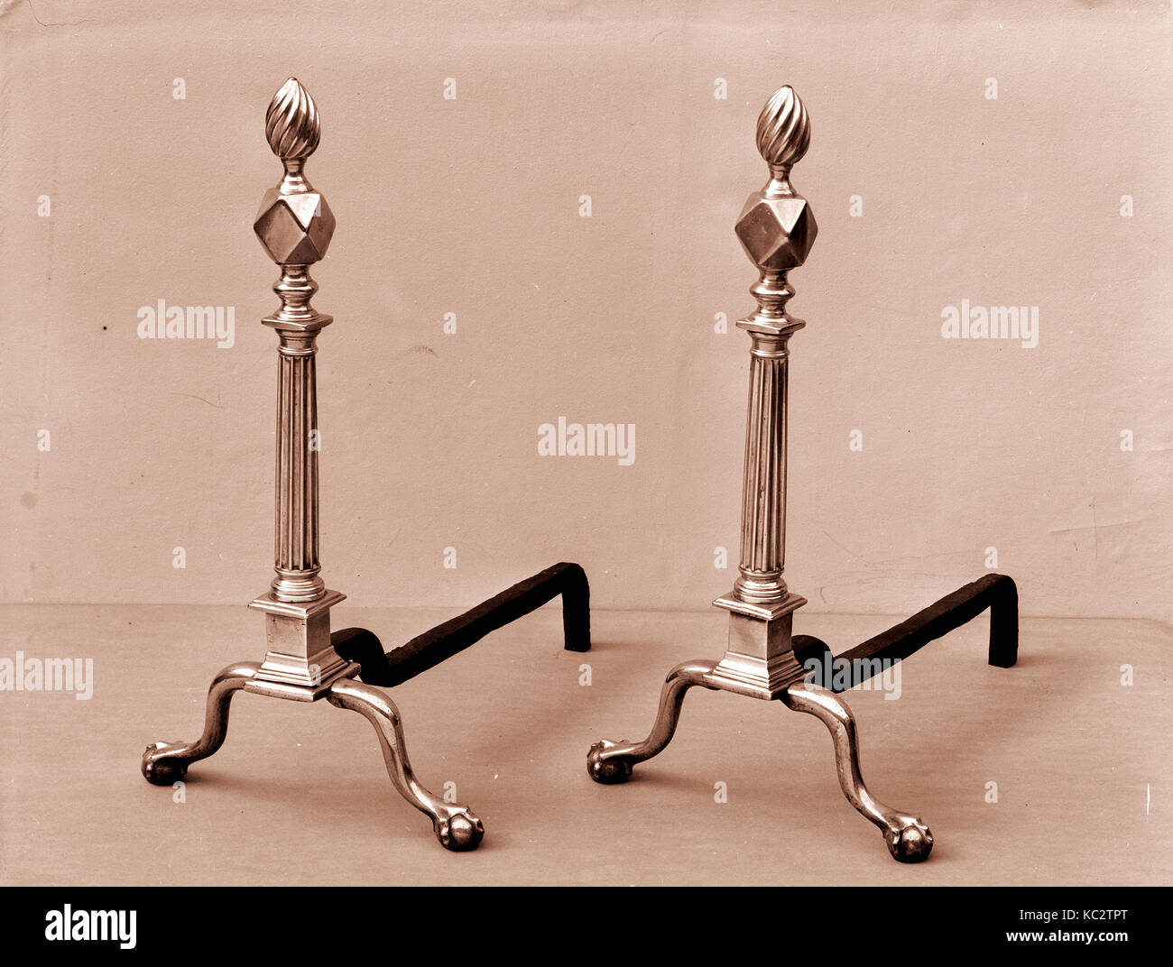 Andiron, 1760-80, laiton, fer, 25 1/2 x 22 1/4 x 13 1/2 in. (64,8 x 56,5 x 34,3 cm), en métal Banque D'Images