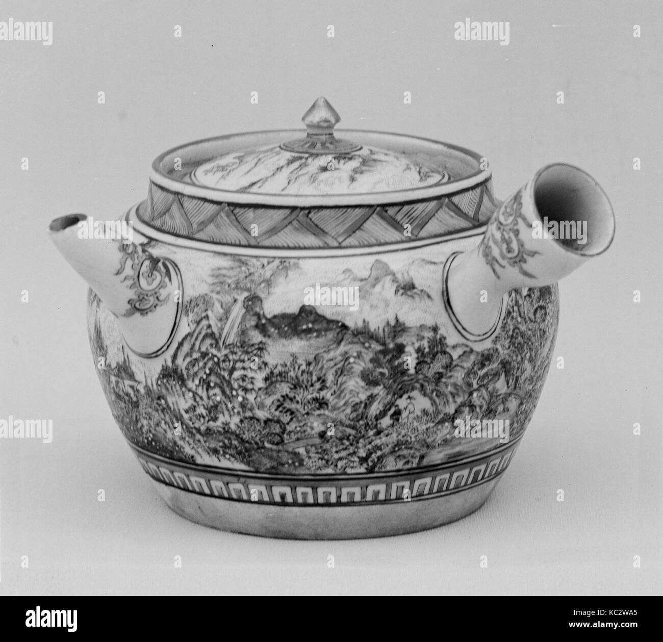 Théière, ca. 1850, le Japon, la poterie recouverte d'une glaçure transparente, émaillé de Hizen ware, dessins et modèles industriels (type Kutani), H. 5 1/4 in. (13 Banque D'Images