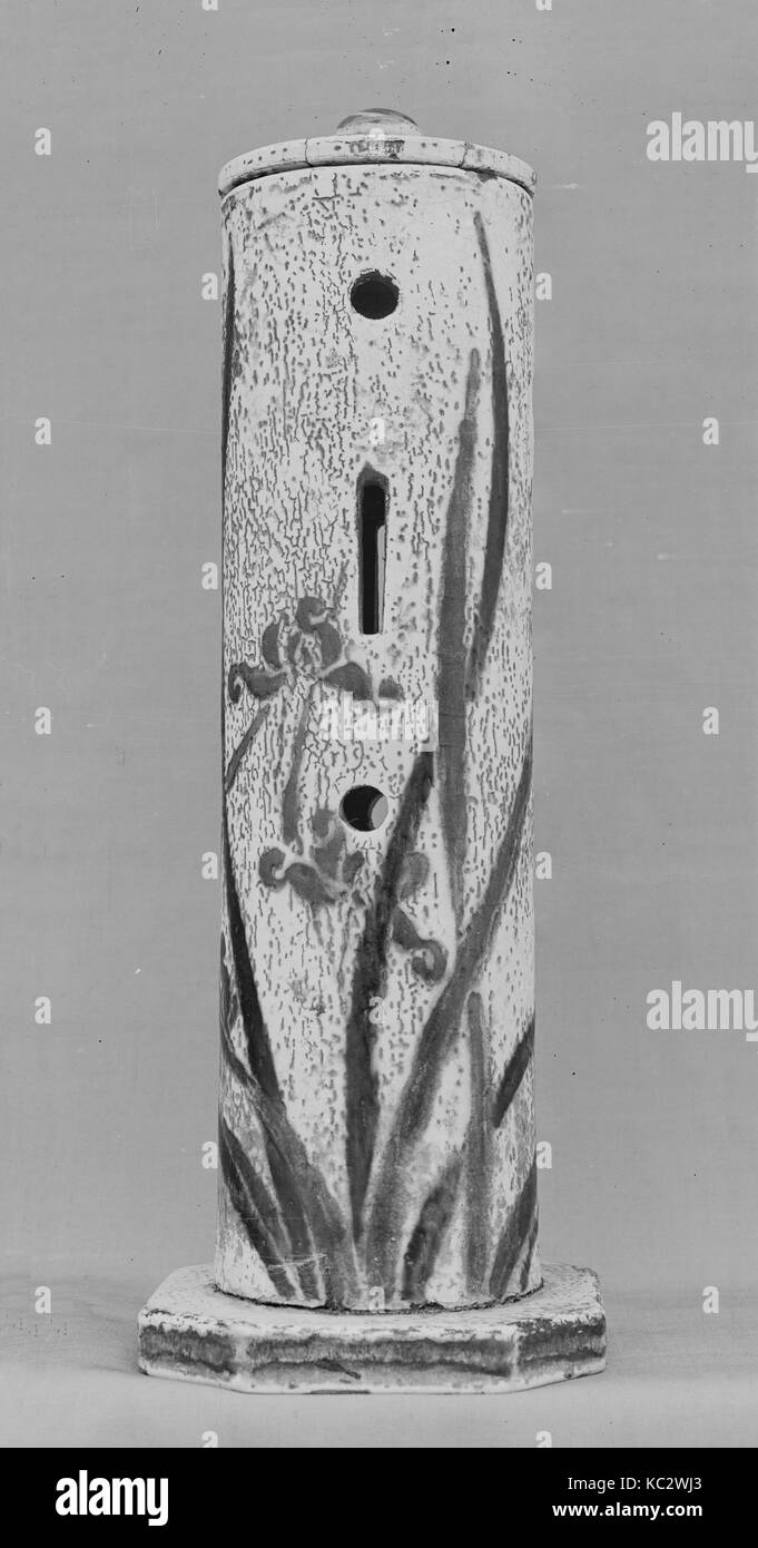Fumeur de moustique, 19e siècle, le Japon, la poterie recouverte de glaçage et dessins et modèles industriels (Sanuki ware ?), H. 11 1/8 in. (28,3 cm) ; Diam. 3 Banque D'Images