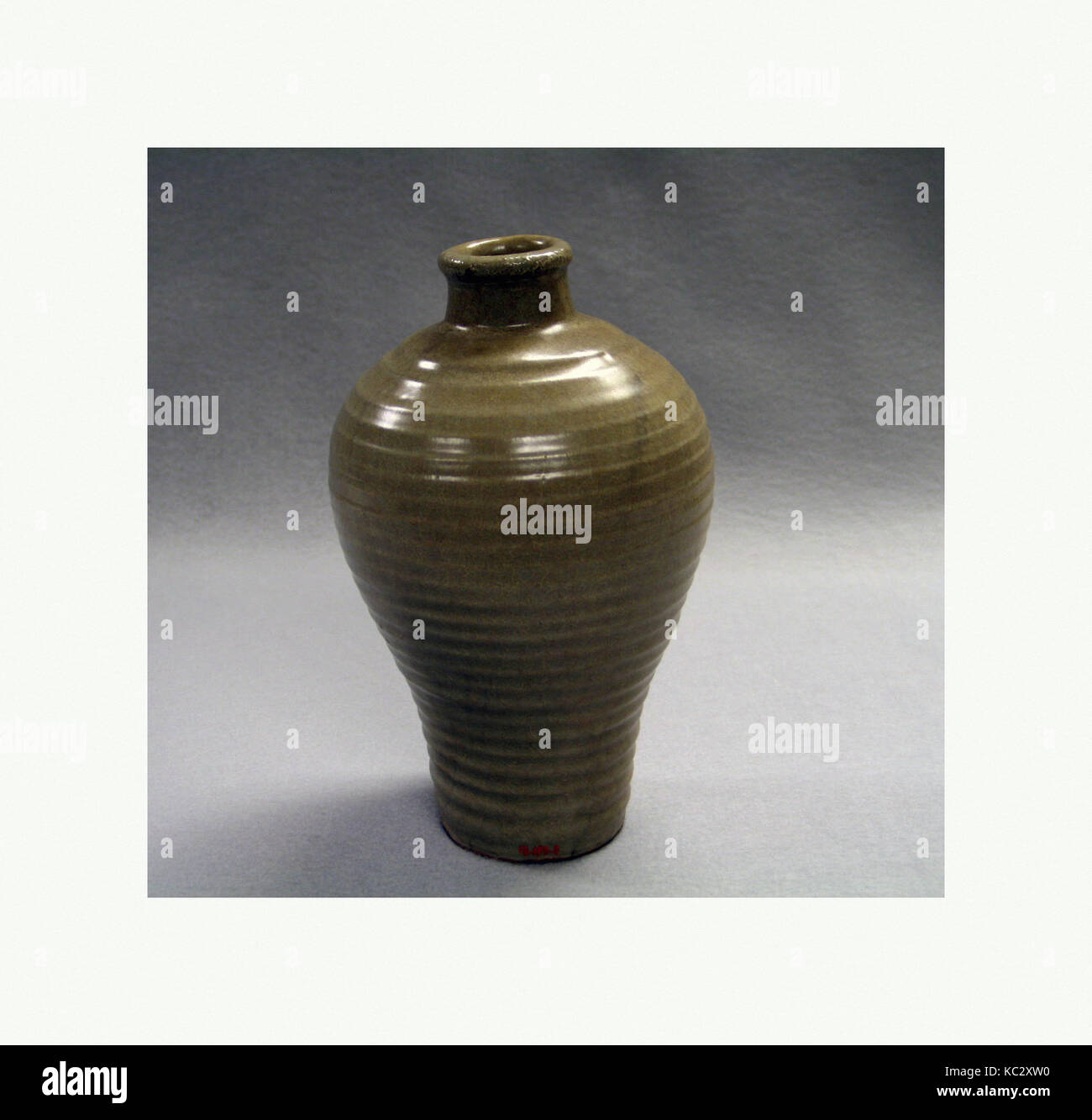 Bol, Dynastie Song (960-1279), de la Chine, de la Poterie (Guan ware type), H. 8 1/8 in. (20,6 cm), Céramique Banque D'Images