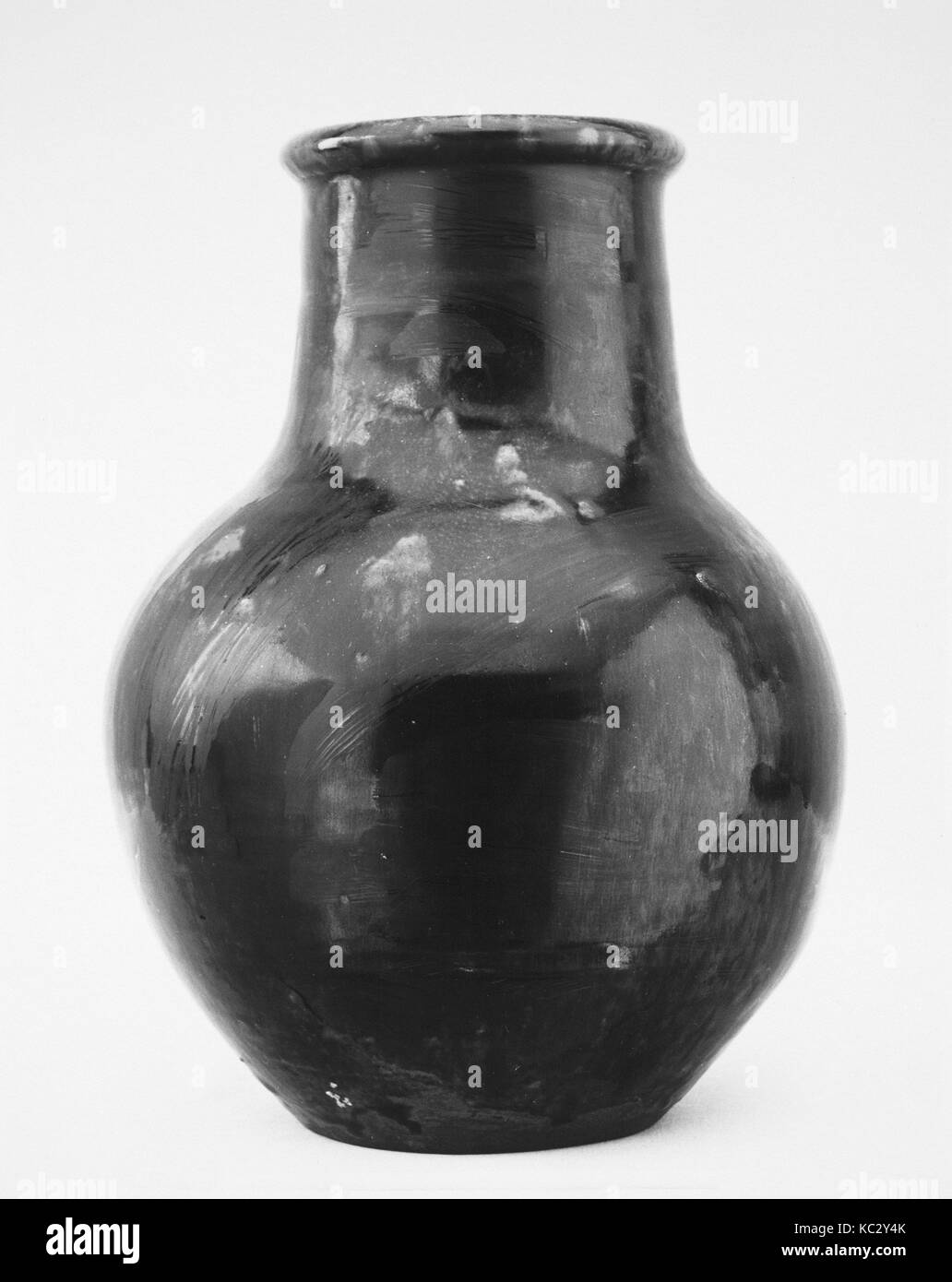 Jar, la période Edo (1615-1868), 18e siècle, le Japon, l'argile recouverte de glacis noir sur une glaçure rouge-brun (Seto ware), H. 101 Banque D'Images