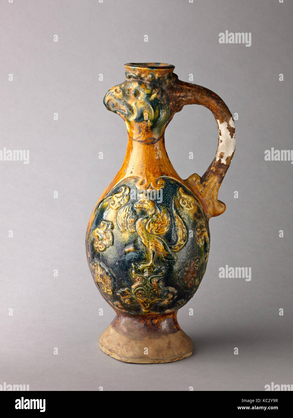 Aiguière à tête de Phoenix, trois couleurs Tang ware, Chinois, Dynastie Tang, fin du viie siècle-première moitié du viiie siècle Banque D'Images