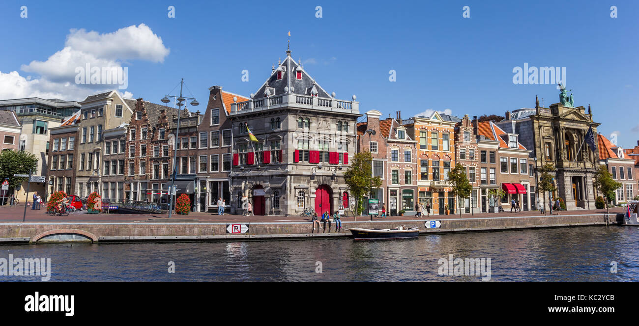 Panorama de la spaarne colorés canal dans Haarlem, Pays-Bas Banque D'Images