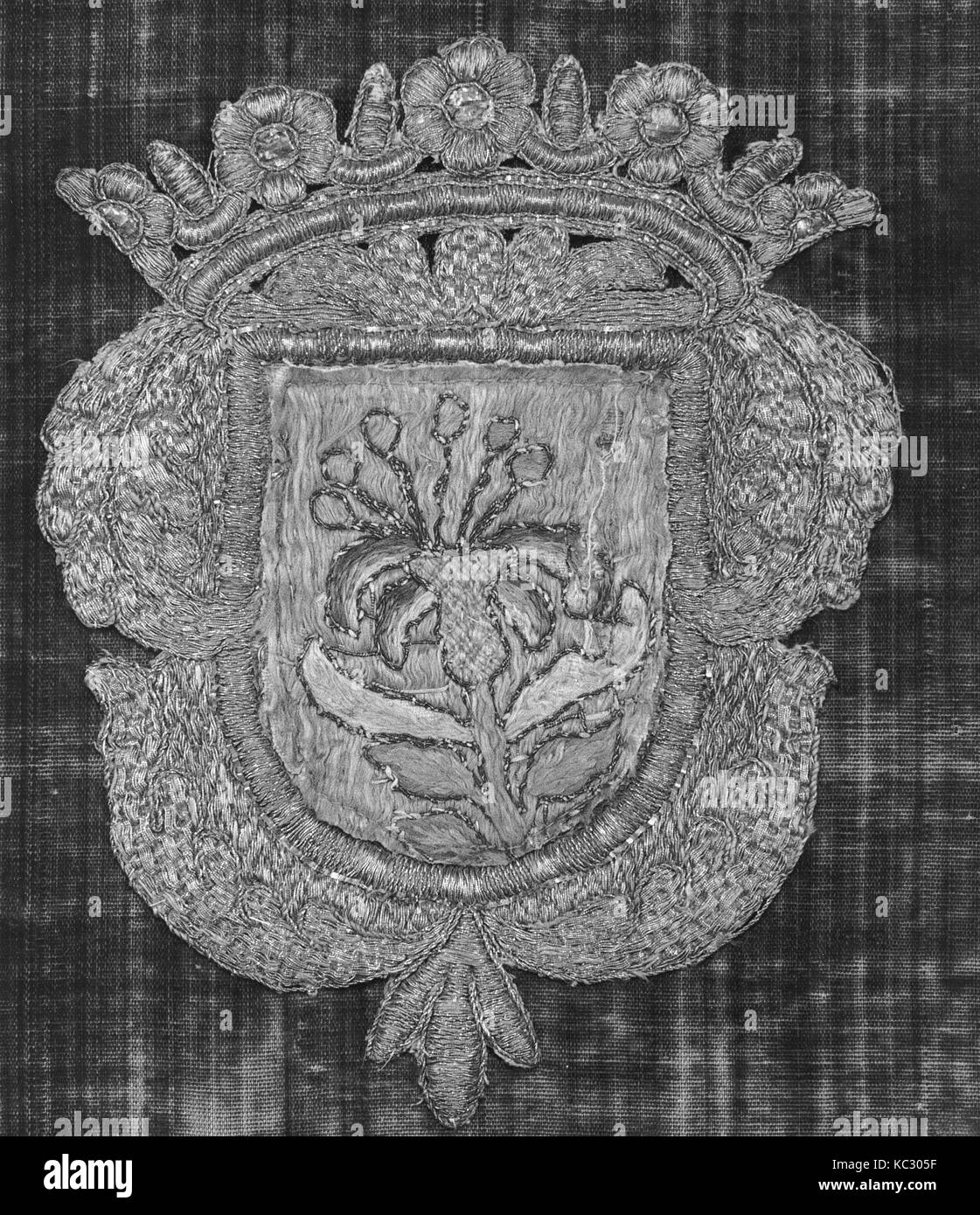 Blason, 17e siècle, l'espagnol, la soie et fils de métal, H. 7 1/2 x 5 7/8 pouces W. (19,1 x 14,9 cm), Textiles-Embroidered Banque D'Images