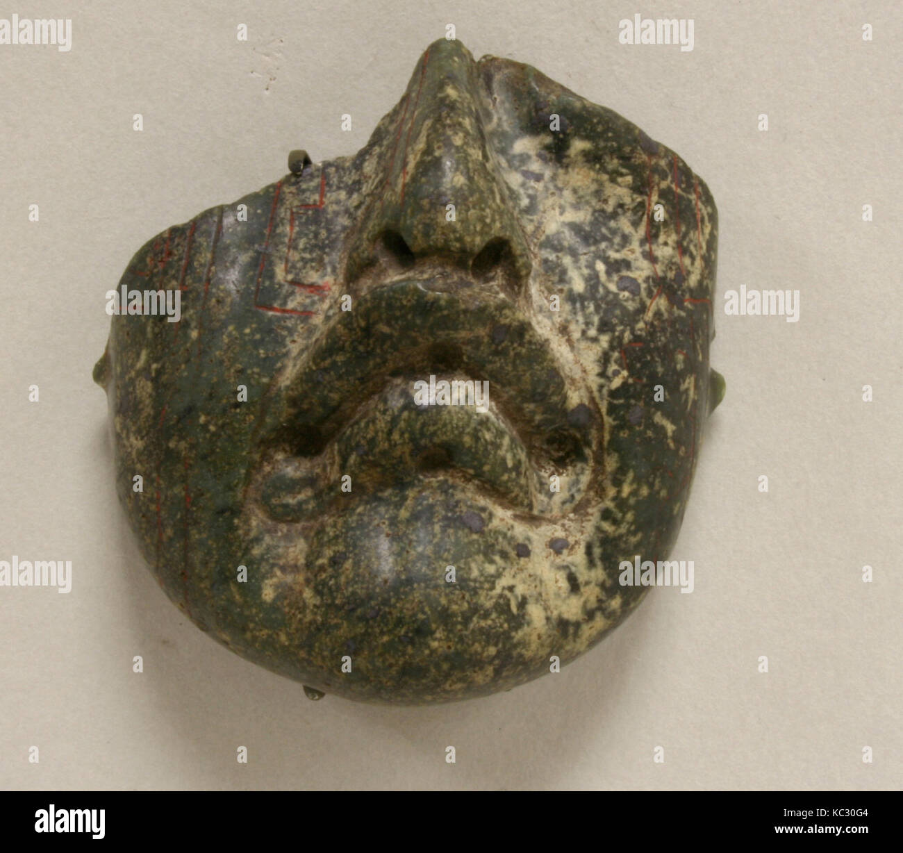 Fragment de masque, 10ème 6ème siècle avant J.-C., le Mexique, la Méso-Amérique, Olmèque, Serpentine, H. 2 3/8 x 2 5/16 x D. W.1 1/2 in. (6,1 x 5,9 x 3 Banque D'Images