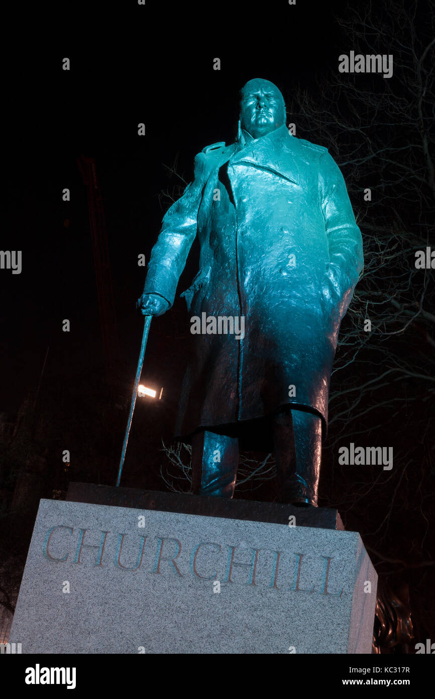 Statue de Winston Churchill, la place du parlement, Westminster, Londres la nuit Banque D'Images