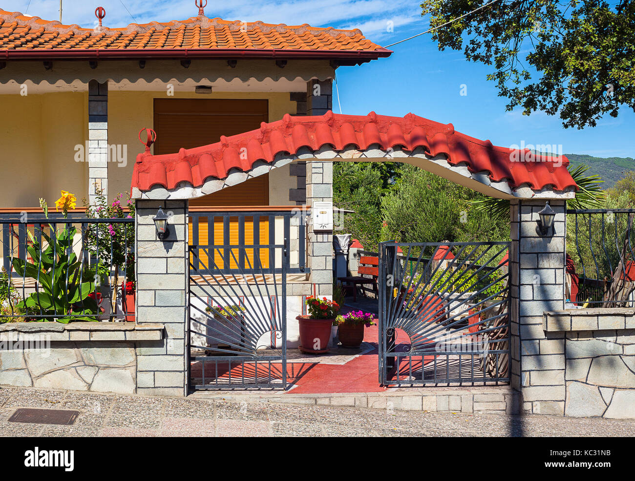 Stavros, Grèce - 04 septembre 2017 : Entrée d'une maison privée, détails d'architecture grecque classique. Banque D'Images