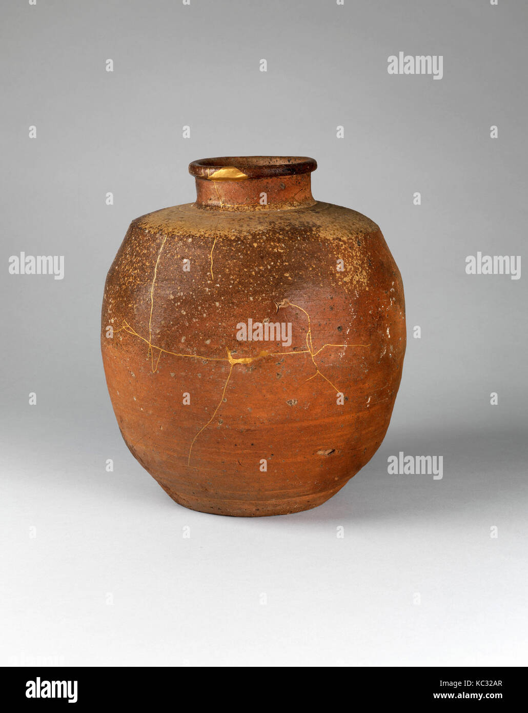 信楽自然釉壺, Shigaraki Jar (Tsubo), de la période Edo (1615-1868), 17e siècle, au Japon, en grès avec Frêne naturel glaçage et laque d'or Banque D'Images