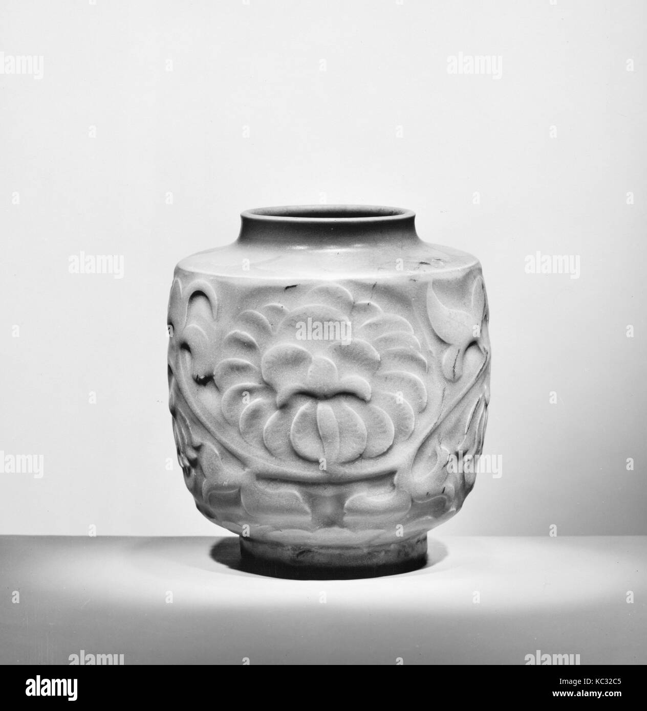 Jar, dynastie des Song du Nord (960-1127), 11ème 12ème siècle, la Chine, l'Porcelaneous avec motifs sculptés en grès céladon sous Banque D'Images
