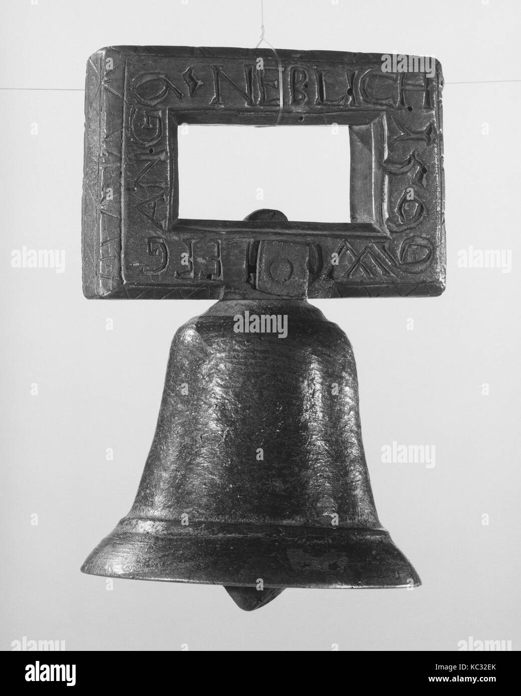 Bell, 1599, Allemagne, Allemand, Bronze, bois, hauteur : 5 1/2 in. (14 cm), Idiophone-Struck-bell-sans clapper, cette cloche a un Banque D'Images